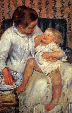  enfant - Mère de laver son enfant endormi mères des enfants Mary Cassatt